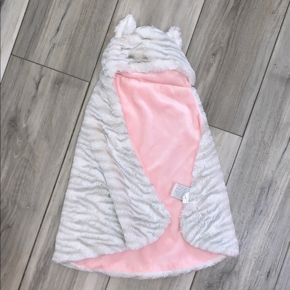 5️⃣ Nate & Jules Cozy Pink and White Hooded Blanket